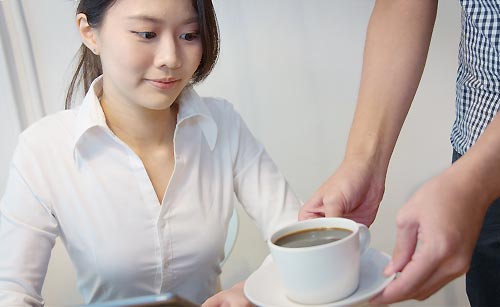 カフェでコーヒーを注文する女性