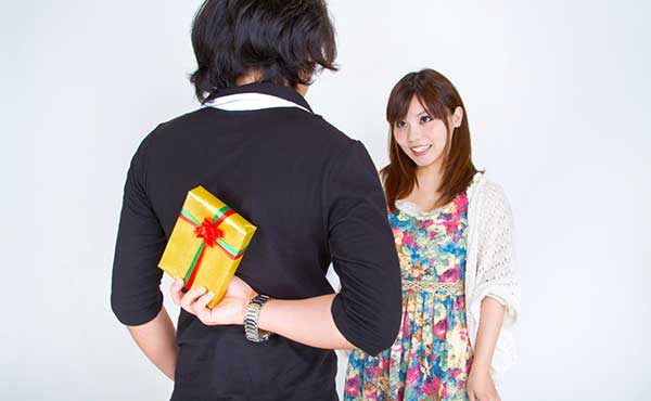 男性に上手におねだりして欲しいモノをちゃっかり手に入れる方法