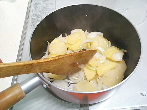 バターを入れたら、じゃがいもと玉ねぎを炒めます
