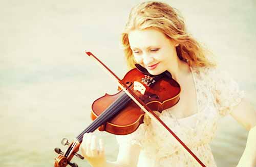 バイオリンを弾く女性