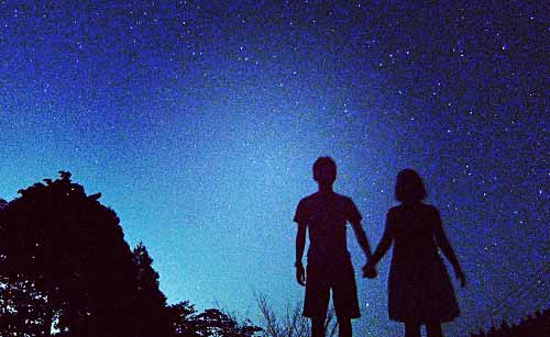 星を見るカップル