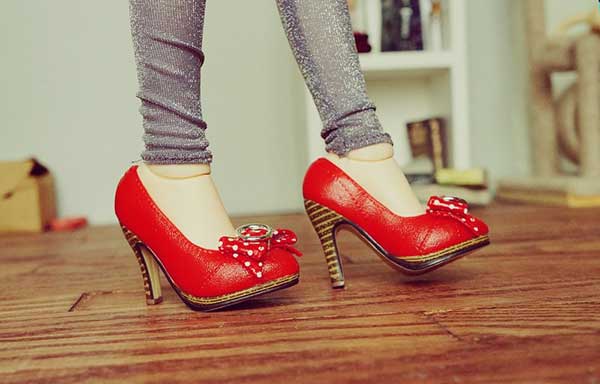 赤いヒール靴