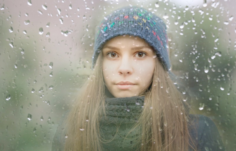 雨の中、決心する女性