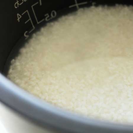 炊飯器の中で水につかる米