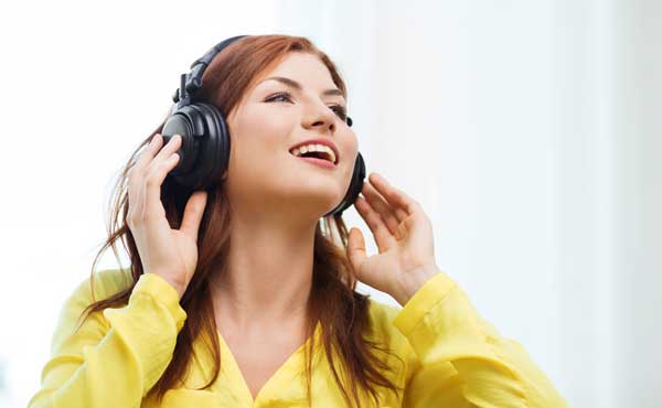音楽を聴く女性