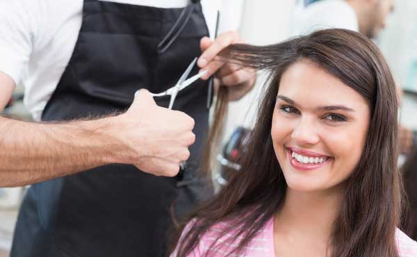 美容室で髪を切る女性