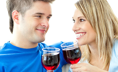 ワインで乾杯するカップル