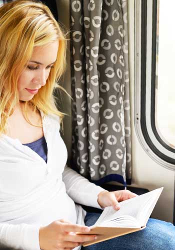 電車で本を読む女性