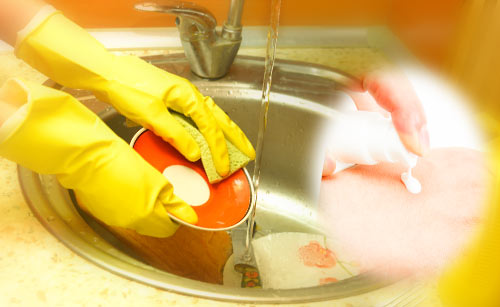 洗い物をする女性の手とハンドクリーム