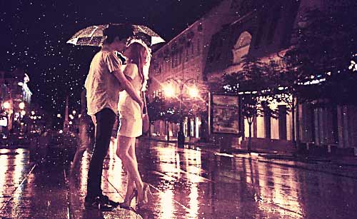 雨の中で向き合うカップル