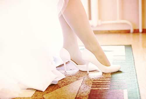 白い靴の女
