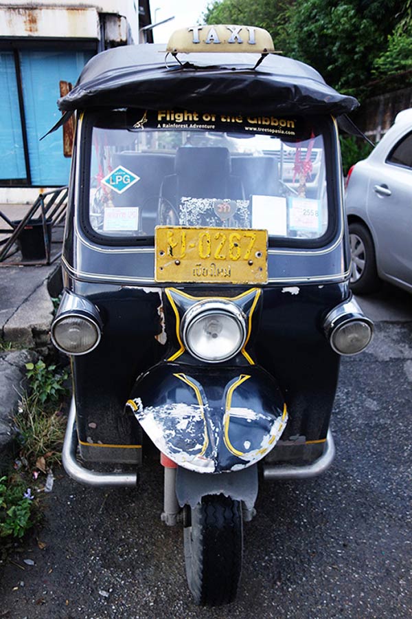 チェンマイの黒いバイクタクシー「トゥクトゥク」