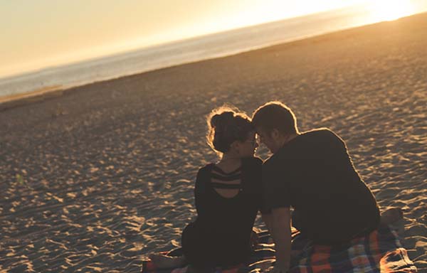 砂浜でデートをするカップル