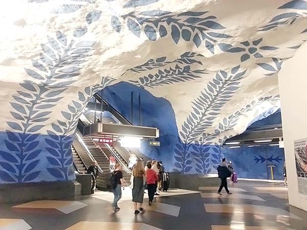 青と白の内装が美しいT‐セントラーレン駅