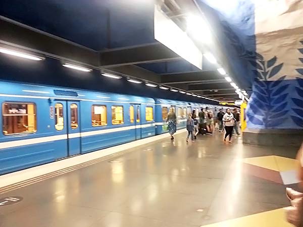 地下鉄も青と白のカラーリング
