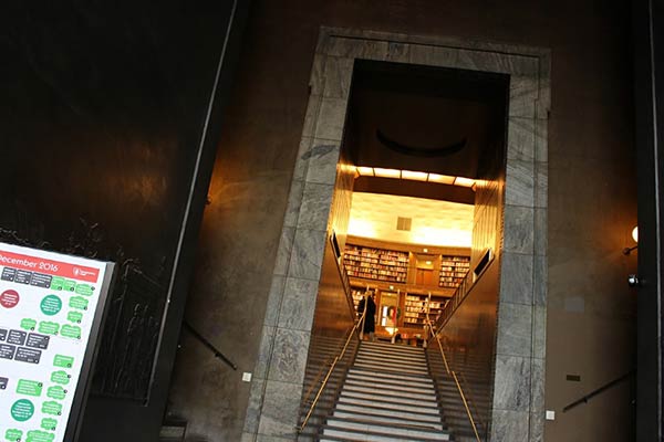 ストックホルム市立図書館の入口