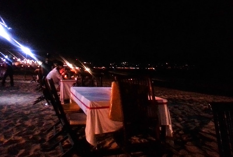 ジンバランビーチとテーブル