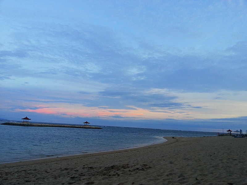 空がピンク色に染まるサヌールビーチ