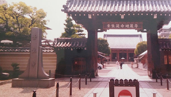 壬生寺の門と奥に見える本堂