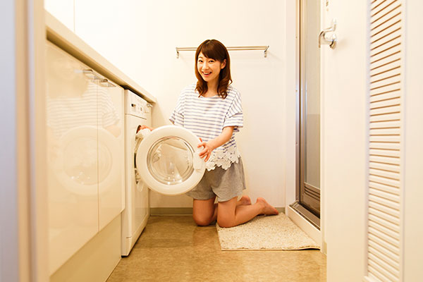 洗濯をする女性