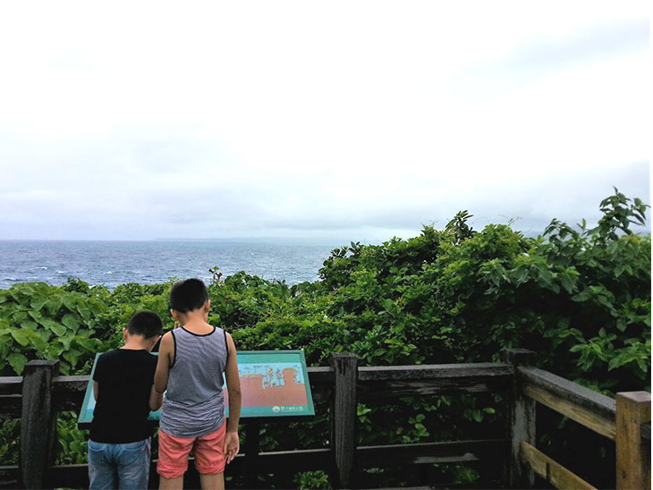 墾丁国家公園周りの風景を見る子供達
