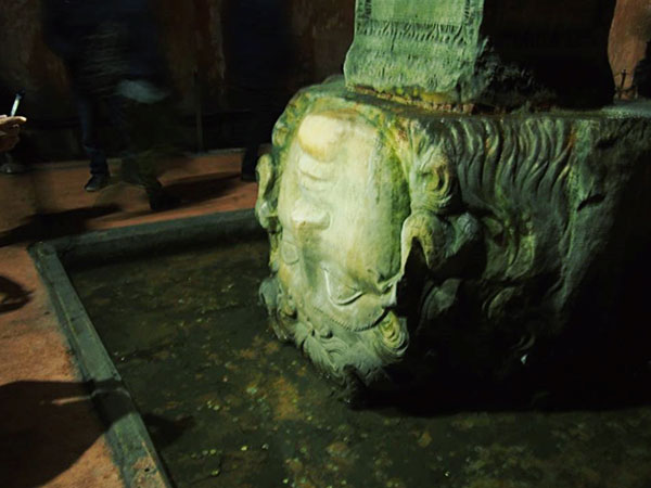 バシリカ・シスタン内部にある石像