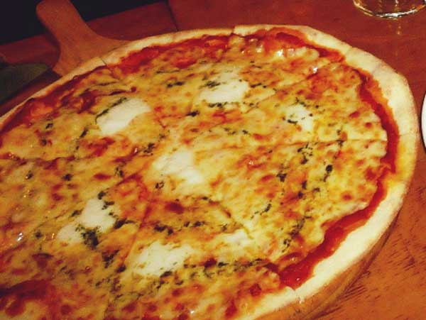 ハラールフードを扱う店で食べたトルコチーズのピザ
