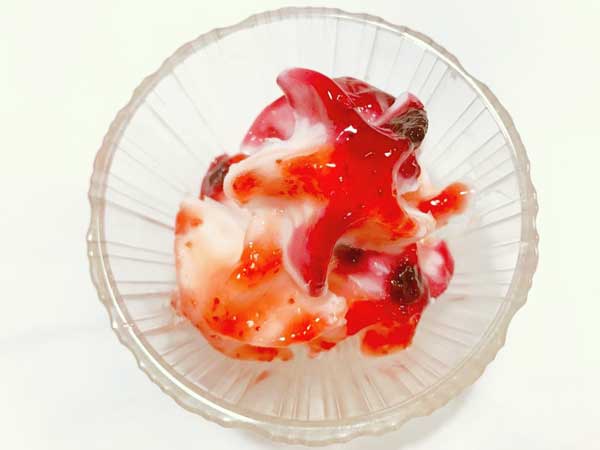 ブルーベリーと苺ジャム２種類の色合いが綺麗なヨーグルトアイス