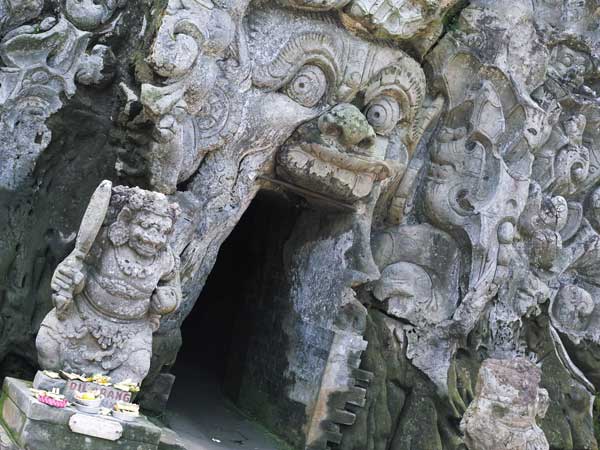バリ島のゴアガジャの洞窟の入り口にある巨大な彫刻