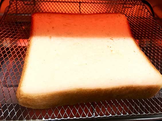 パンをトースターで焼いている様子